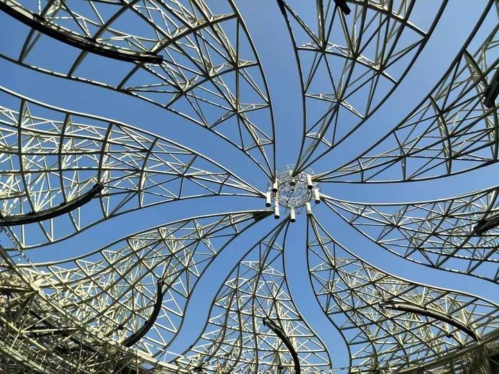 耗資11億、重達1280噸、40米高空上的“蓮花”建筑開花了！網友：撲面而來的中國風！