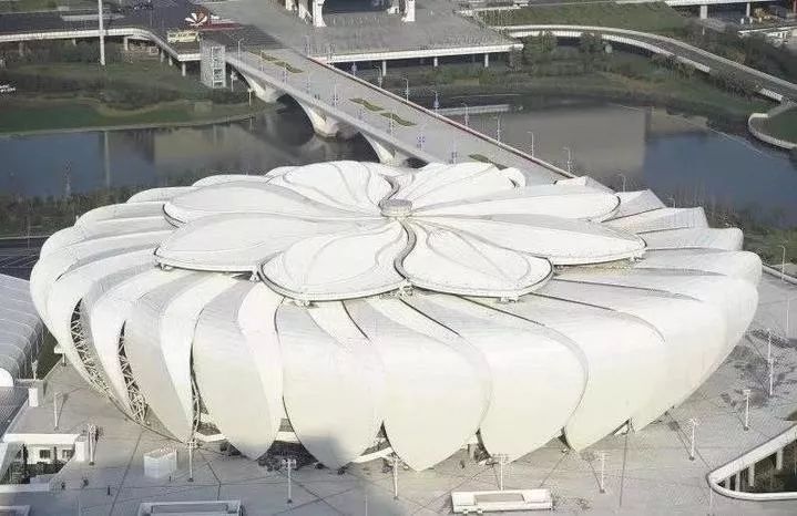 耗資11億、重達1280噸、40米高空上的“蓮花”建筑開花了！網友：撲面而來的中國風！