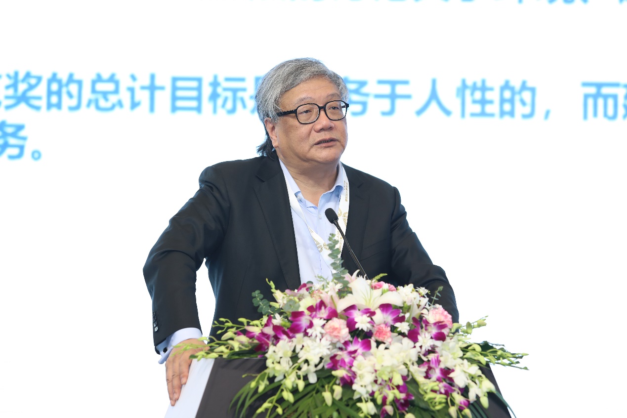 穿著西裝筆挺的男子與配字的花 描述已自動(dòng)生成
